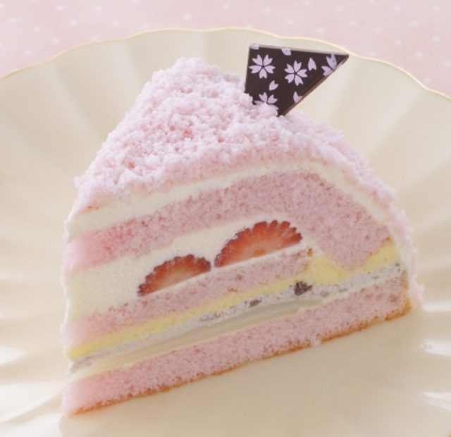 画像: 商品名:「さくらのケーキ」 価 格: ¥380(税込¥410) 特 長: 桜風味のスポンジに桜風味生クリームをサンドした、桜がほのかに香る春のケーキ。もちもち食感の 求肥や粒あん入り生クリームなど、和の素材でまとめました。 2016年2月15日~終了日未定