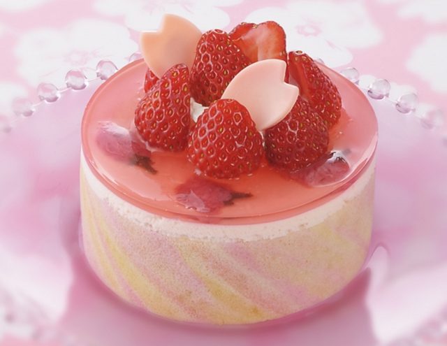 画像: 商品名:「桜と苺のプリンセス」 ★金土日祝日限定品 価 格: ¥1,380(税込¥1,490) 特 長: 抹茶スポンジにチェリージャム、桜風味チーズムースを重ねて、桜花入り桜風味ジュレと苺で仕上げました。桜の香りと苺の甘酸っぱさが調和する、春ならではの贅沢ケーキ。 2016年2月19日~4月10日予定