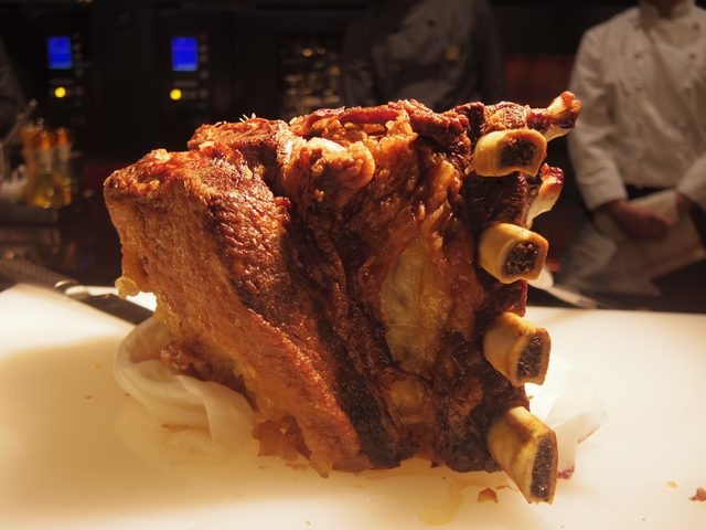 画像: 骨付きプレミアムローストビーフは注文毎にカットしてくれる。