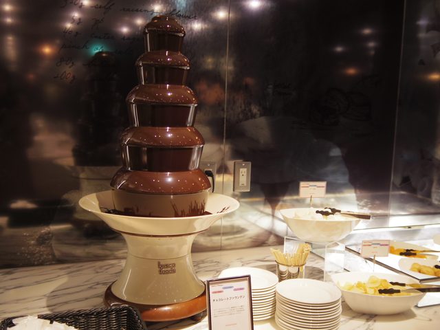 画像: ついやりたくなってしまう、チョコレートファウンテン