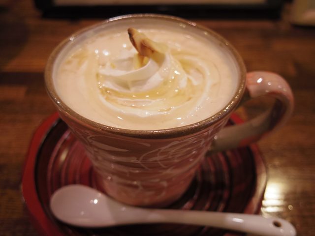画像: 表面には艶やかなハチミツがかかってます。またカリッとしたアーモンドもアクセントになって美味! www.coffee-story.co.jp