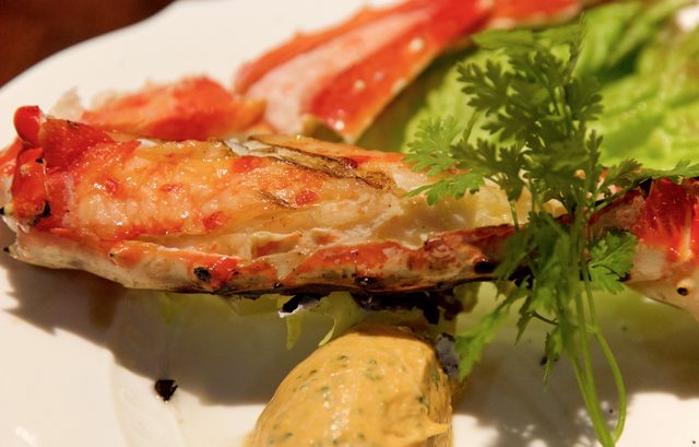 画像: タラバガニ炭火焼~カフェドパリバター添え~ ビストロ イル・ド・レ: 工藤 敏之 シェフ iledere.jp