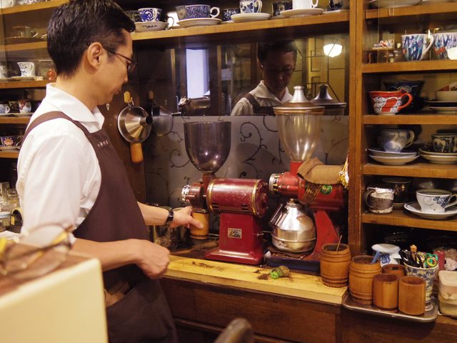 画像: 豆を挽いて...