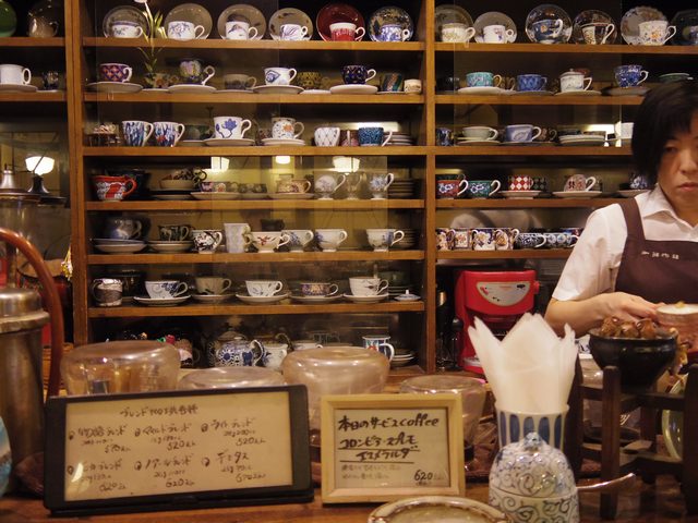 画像: いろいろなカップ&ソーサーが並んでます www.coffee-story.co.jp