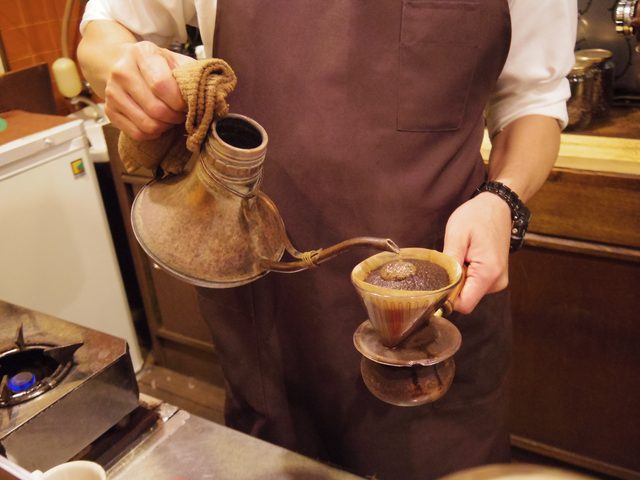 画像: 丁寧に熱々のお湯をゆっくり注いでいきます