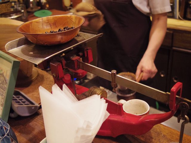 画像: 豆を測って...