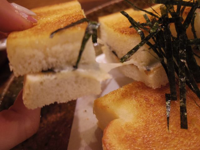 画像: とろけるチーズと一枚海苔をサンド www.coffee-story.co.jp