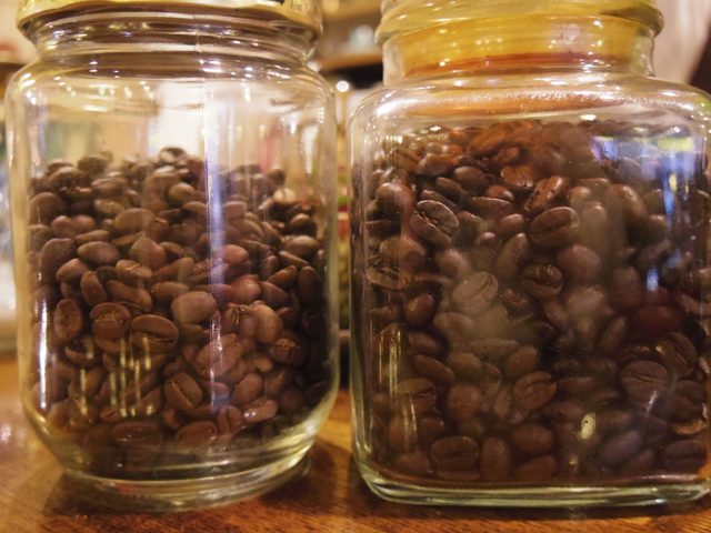 画像: 左:浅煎り 右:深煎り 微妙に色合いが違います。 www.coffee-story.co.jp
