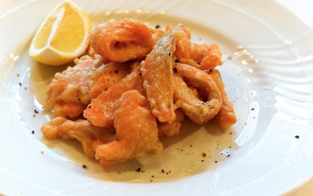 画像: 鮭と白身魚のフリット オステリア・ルッカ: 桝谷 周一郎 シェフ www.osteria-lucca.com