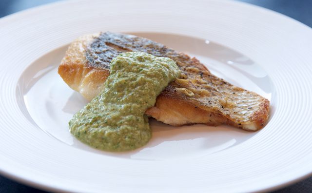 画像: 白身魚の鉄板焼き~サルサベルディ~ タベルナ・アイ: 今井 寿 シェフ www.taverna-i.com