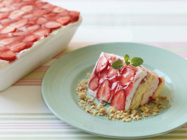 画像: 第1弾 ■商品名:ストロベリークランブルチーズケーキ ■価格:740円(税込) ■販売期間:2月25日(木)~3月16日(水) ■商品説明:苺、クリームチーズ、ヨーグルトで作った甘酸っぱいチーズケーキ。サクッとした食感のパルメザンチーズクランブルがアクセント。