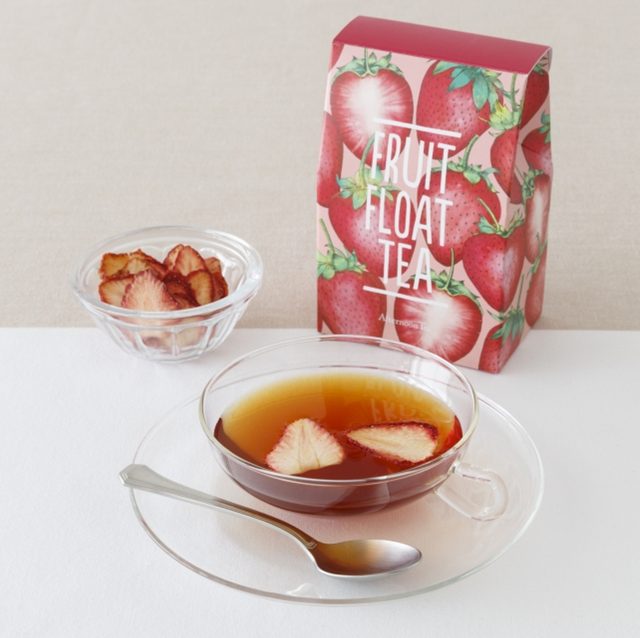 画像: ■商品名:フルーツフロートティー(ストロベリー) ■価格:1,296円(税込) ■販売開始:3月1日(火) ■商品説明:ストロベリーのフレーバーティーにストロベリーのドライフルーツを浮かべる、見た目にも華やかなセットです。 ・ストロベリー(ティーバッグ3g×5個) ・ドライフルーツ ストロベリー (8g)