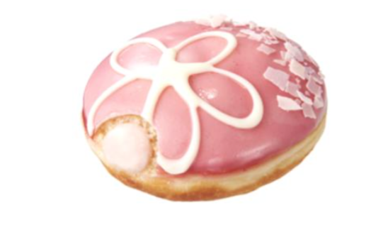 画像: サクラ(Sakura) 桜餅のような、ほんのり甘塩っぱいサクラクリームをたっぷり詰めた春のドーナツ。 桜が香るつややかなナパージュの上に、サクラチョコで舞い散る桜を、ホワイトチョコ で一輪の桜を描きました。 販売期間:2016 年 2 月 24 日(水)~3 月 22 日(火) 販売価格:250 円(税込)※なくなり次第終了