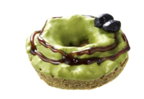 画像: オールドファッション 黒みつ 抹茶(Kuromitsu & Green Tea Cake) 本格的な宇治抹茶を練り込んだオールドファッションに、抹茶チョコをコーティングし た和テイストのドーナツ。春のお茶会をイメージして、抹茶と相性のいいやさしい甘さ の黒みつソースと黒豆かのこを添えました。 販売期間:2016 年 2 月 24 日(水)~3 月 22 日(火) 販売価格:230 円(税込)※なくなり次第終了
