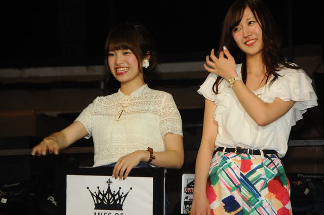 画像: ファイナリスト1位の森みはるさん(左)と同2位の稲葉利奈(右)