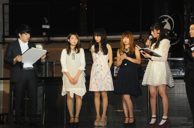 画像: AnZie賞には林由佳理さん(左)、西藤萌香さん(右)、林侑里奈さん(中央)の3名が受賞。西藤萌香さんには2万相当のスタイリング剤がプレゼントされました。林由佳理さん、林侑里奈さんの2名には全施術半額、来店ごとにトリートメント無料の権利が贈呈されました。