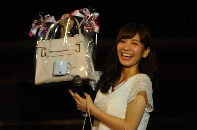 画像: Samantha Thavasa賞は摺河洸さんが受賞。賞品として、Samantha Thavasaのカバンが進呈されました!