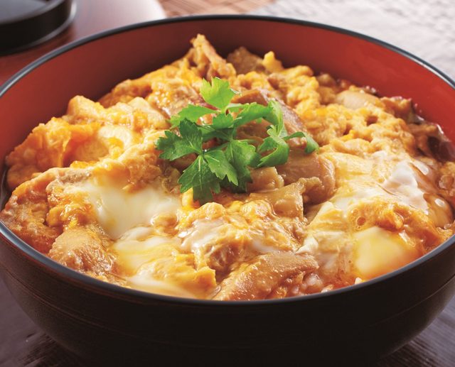 画像: 秋田「秋田 比内や」比内地鶏親子丼 1人前 1,080円(税込) 比内地鶏の鶏肉と卵を使った親子丼を、会場でお召し上がりいただけます。