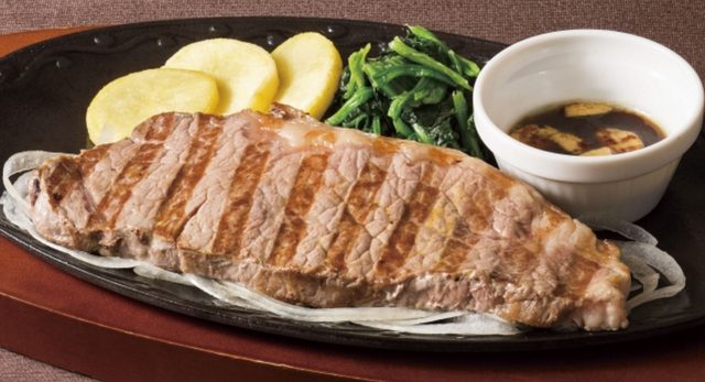 画像: 大麦牛のサーロインステーキ 1,851円(税込1,999円) 湧き立つ音と香りに食欲をそそられる、あつあつ鉄板メニュー。大麦を中心とした植物性飼料を一定期間与えて穀物飼育をした「大麦牛」は旨味成分が多く、ジューシーな味わい。噛みしめるほどに感じる肉の旨味を、シンプルに、ダイレクトに味わっていただける一品です。ソースは、おろしソース・にんにく醤油・黒にんにくソースからお選びください。