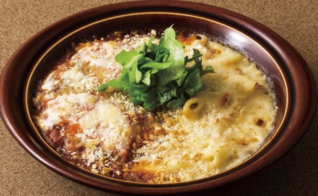 画像: ペンネグラタンとミートソースドリア 848円(税込915円) 昔懐かしいシンプルな味わいのグラタンとドリア、二つの味を盛り合わせました。クリーミーなホワイトソースのペンネグラタンと、トマトの酸味がアクセントのミートソースドリアにたっぷりのチーズとパン粉をかけて、オーブンで焼き上げました。パルミジャーノレジャーノの香りが食欲をそそるあつあつメニューです。