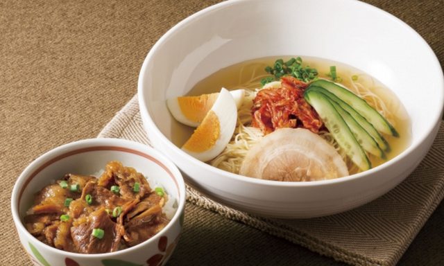 画像: 冷麺風カペリーニと牛カルビ丼 925円(税込999円) 極細パスタ「カペリーニ」を、冷麺風にアレンジしました。 牛骨からじっくり炊き出した、コクのある深い味わいのだしがきいたスープにはレモンの果汁を合わせ、爽やかな酸味をプラスしました。