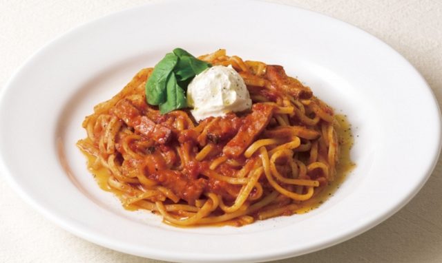画像: 生パスタ マルゲリータ~北海道産マスカルポーネ使用 795円(税込858円) トマトのフレッシュ感をいかしたトマトソース、マスカルポーネ、厚切りのベーコン、香りの良いバジルなど、シンプルな素材で仕立てたトマトソースのパスタです。滑らかな口どけと優しい風味、豊かなコクのマスカルポーネには北海道産の生乳を使用しました。生パスタ「リングイネ」の美味しさもしっかりと感じていただけるベーシックな一品です。