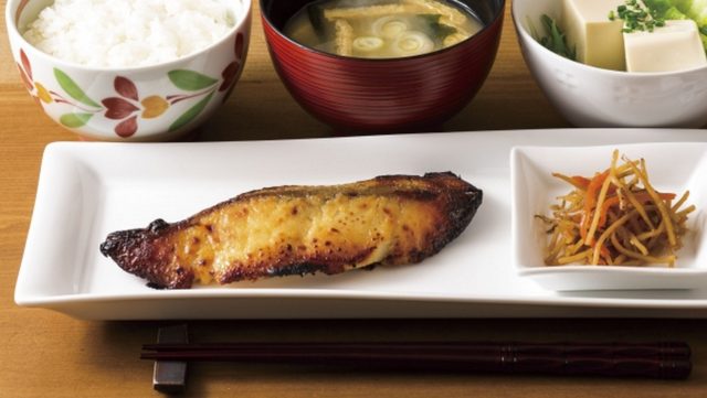 画像: 白ひらすの柚子西京焼き膳(選べる小鉢つき) 1,111円(税込1,199円) 脂ののった白ひらすを、ほんのり柚子が香る西京味噌に三日間漬け込んで焼き上げました。身が柔らかく、ほど良い脂が特徴の白ひらすの優しい味わいと熟成された旨味を存分にお楽しみください。