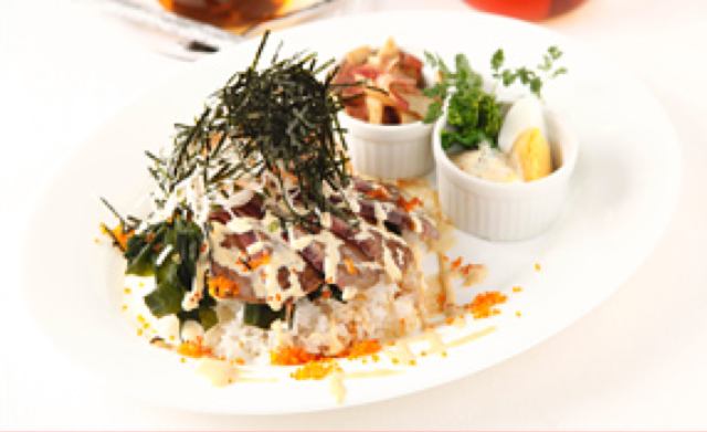 画像: 炙り三崎まぐろと旬野菜のマヨDON 1,100円〈3/16ー3/31まで提供〉 マヨ1グランプリの準グランプリメニュー(神奈川県代表)をアレンジ。三崎まぐろに旬の野菜とわかめを合わせたマグロ丼です。わさび風味のマヨネーズでさっぱりと。
