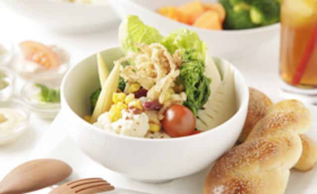 画像: サラダボウル 天然酵母パンセット 900円 マヨネーズに合う彩りのよい野菜をサラダスタンド形式で提供。野菜を5種のカラフルマヨディップ(フムス・バジル・トマト・アボカド・オリーブ)につけて食べて。