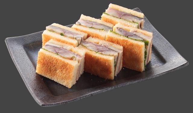 画像: さばサンド 6切れ (780円) こんがり焼いたトーストに脂のり抜群の〆さばをサンド。 アクセントのわさびマヨネーズがぴったりマッチする、意外な組み合わせながらあっさりした後味の一品です。