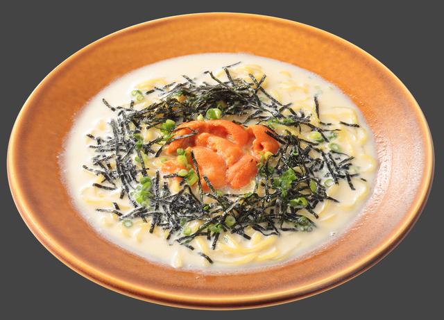 画像: 生うにのクリームラーメン (780円) 鯛のダシがきいた魚介スープに生クリームを加え、たっぷり生うにを惜しみなく添えました。上品で濃密な味わいを中太縮れ麺に絡めてお楽しみください。