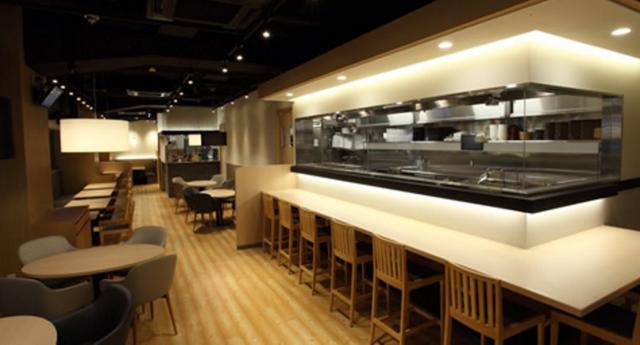 画像: 「ツマミグイ 新橋店」(東京都港区新橋2-5-6大村ビル1階) ツマミグイは「おすしの時間を新しく。」をコンセプトに、こだわりの素材を独創的で多彩なメニューとして提供する、今までにないスタイルのカジュアルスシダイニングです。洗練された居心地の良い店内で、豊富なアルコールと共に、魅力的な料理の数々を納得の価格でお楽しみいただけます