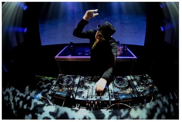 画像: <Claptone(クラプトン)> 1組目は、突如ハウスシーンに現れた期待の新星。金色のくちばしを持つマスクを被る彼は、イギリスの威厳あるダンスミュージック誌『MIXMAG』誌の『STAR OF THE YEAR』に輝いたのに続いて、音楽ストリーミングサービス『BEATPORT』でも、もっとも高セールを記録した『BEST SELLING DEEP HOUSE ARTIST』に選出された。まさに今、シーンで大注目の存在である彼が「CORONA SUNSETS FESTIVAL」で待望の初来日。光り輝くくちばしとともに、「Claptone」のプレイを体験できる貴重な機会となります。