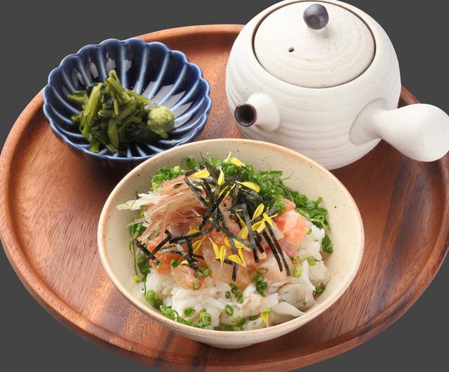 画像: 鯛茶すし (680円) 香ばしく焼き上げた活〆鯛を酢飯に たっぷりと混ぜ込んで、鯛、サーモン、ハマチを贅沢に盛りつけた新しいすしの形。