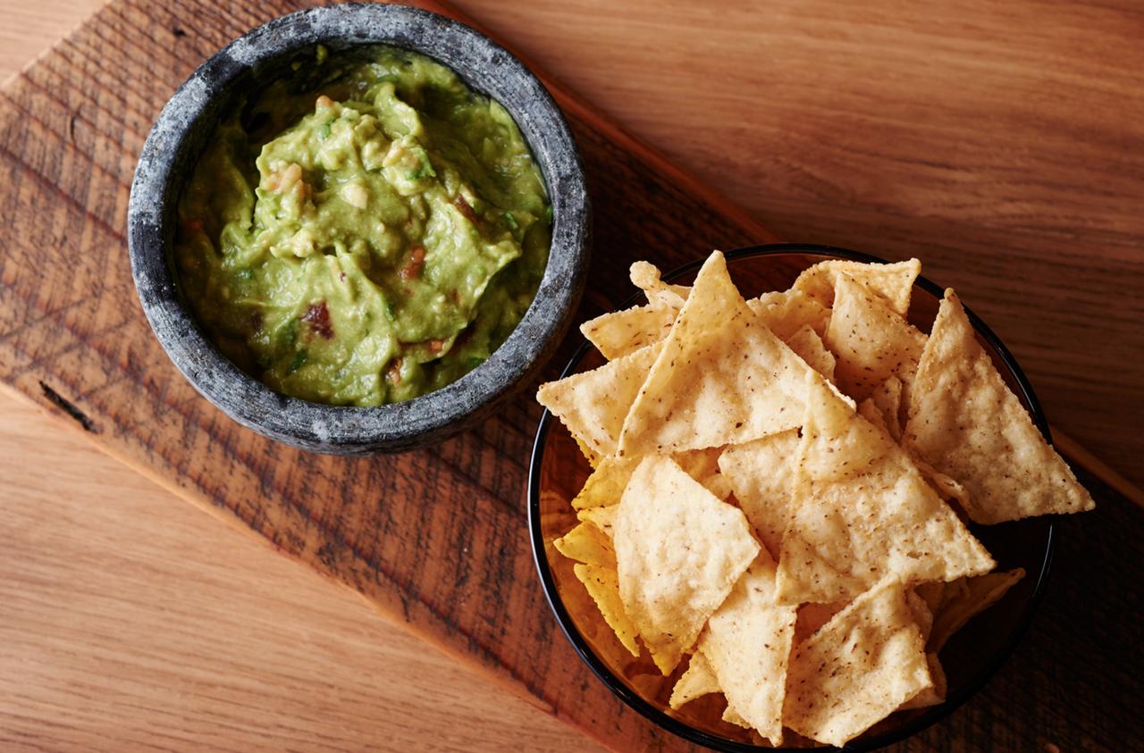 画像: 「ナチョスワカモレとサルサソース」780円