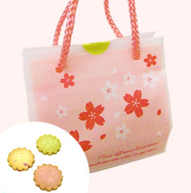 画像: 【桜のクッキーバッグ:3種15個入 594円(税込)】 桜の花、葉、実(チェリー)の3種のクッキーを桜のイラストがあしらわれたピンクの可愛らしいバッグに詰め合わせました。