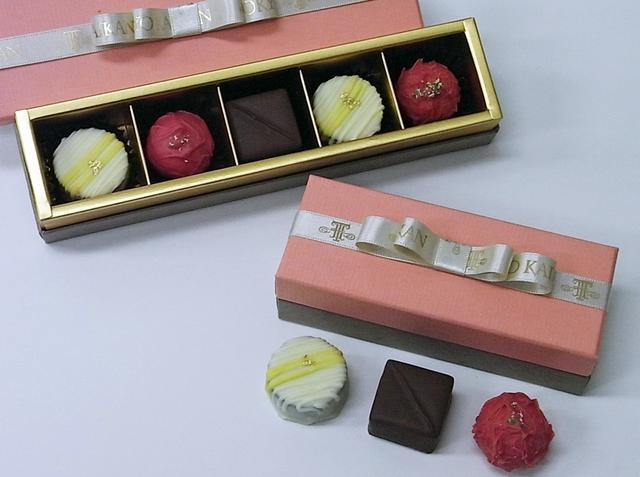 画像: 【T.MIKAMO CHOCOLATE COLLECTION】 パティシエ三鴨が心を込めて手作りするオリジナルチョコレートコレクション。苺、バナナ、紅茶(アールグレイ)の3種の味わいをご用意いたしました。