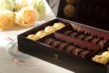 画像: 【プティフール: (L) 4,320円(税込)、(M) 3,240円(税込)、 (S) 2,160円(税込)、(D) 1,620円(税込)】 プラリネクリームをサンドしたソフトクッキーと一週間かけて煮たパイナップルがまろやかなパウンドケーキの詰合せ。 東京會舘伝統の銘菓です。