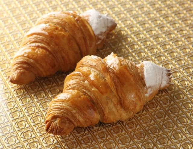 画像: 商品名:バニラが香る贅沢クロワッサン 価格(税抜):290円 商品詳細:人気No.1クロワッサンにバニラの香りと味わいを加え、さらにゴージャスになりました。ひとくち食べるたびに広がる芳醇なバニラの香りをお楽しみいただけます。