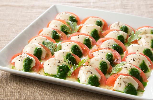 画像: ・塩ヨーグルト豆腐のカプレーゼ 春菊ソース 水切りしたヨーグルトと豆腐を合わせ焼き上げた、まるでチーズのようなヨーグルト豆腐を使ったカプレーゼ。爽やかな香りの春菊ソースの鮮やかな緑とトマトの赤、ヨーグルト豆腐の白と、見た目もお楽しみいただけます。