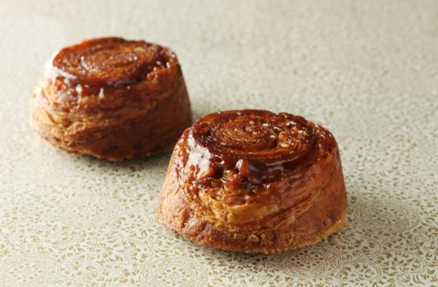 画像: 商品名:バニラのクイニーアマン 価格(税抜):280円 商品詳細:バニラの香りとバターの風味が際立つリッチなパンです。キャラメル部分のカリカリ食感がたまりません。