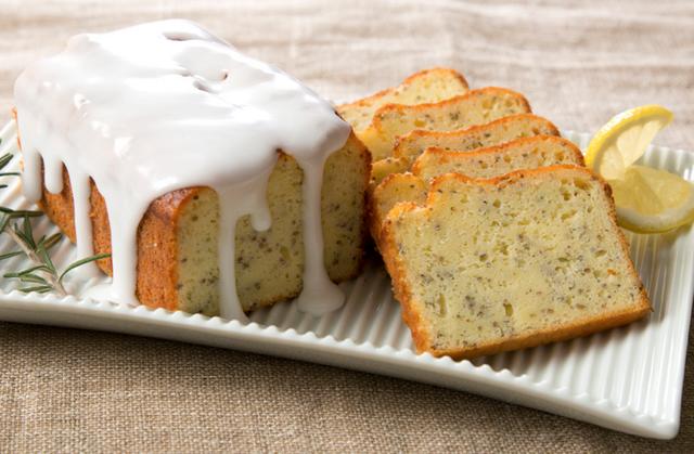 画像: ・ローズマリーとチアシードのヨーグルトケーキ ヨーグルトを入れることでしっとりと焼きあげたパウンドケーキ。チアシードの食感とローズマリーの香りに、爽やかなヨーグルトとレモンの酸味をお楽しみいただけます。