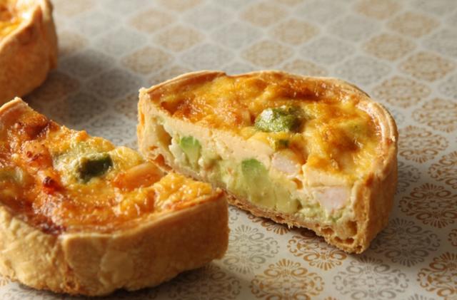 画像: 商品名:海老とアボカドのキッシュ 価格(税抜):525円 商品詳細:ぷりぷり食感の海老と、とろけるアボカドのキッシュです。ほんのりカレーが香ります。白ワインでマリネした海老とアボカドをカレー風味のヨーグルトソースであえ、チーズと供に焼き上げました。