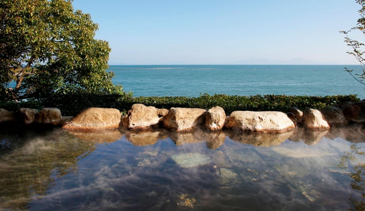 画像3: 行ってみたい!創業108年「ホテル南風楼」の“海と空に浮かぶ”
ガーデン・テラス・プール