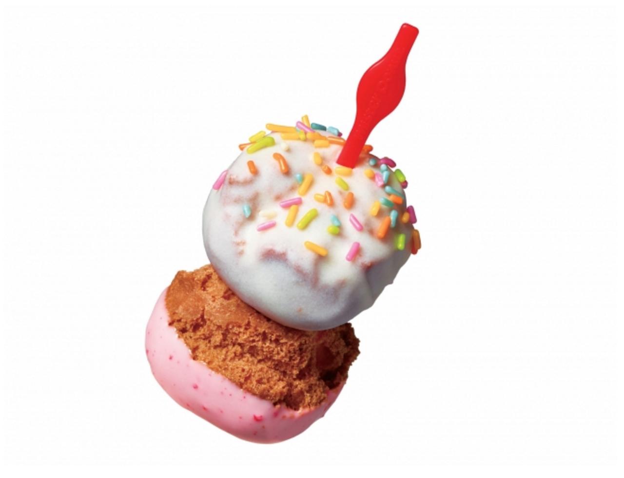 画像: ●キュートポップ　ミニオールドホワイト サクサクとした食感のオールドファッション生地をホワイトチョコとストロベリーチョコでコーティング。カラースプレーでデコレーションしました。