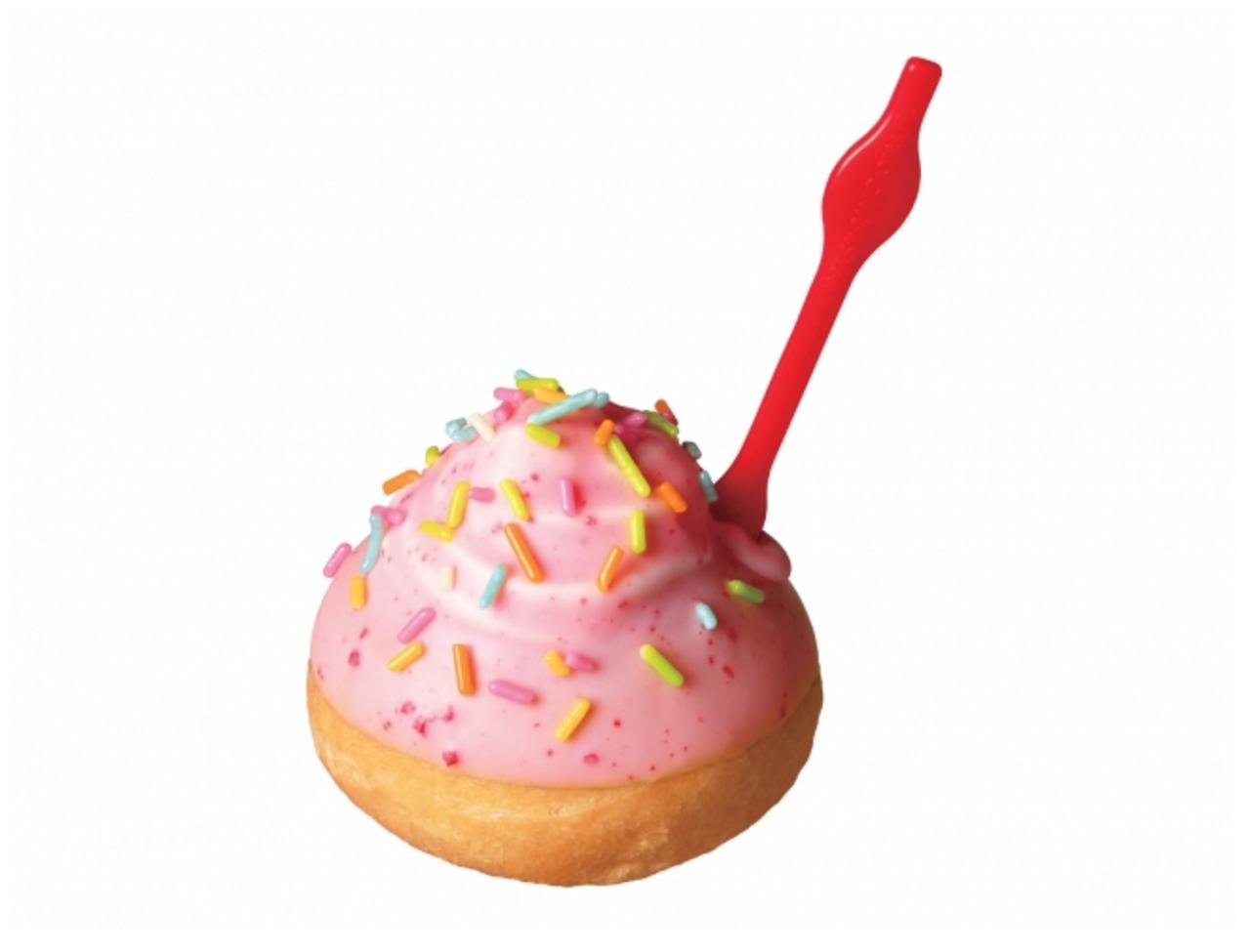 画像: ●キュートポップ　ストロベリーチョコ＆クリーム ふんわりとした食感のイースト生地の上にホイップクリームを絞り、ストロベリーチョコでコーティング。カラースプレーでデコレーションしました。