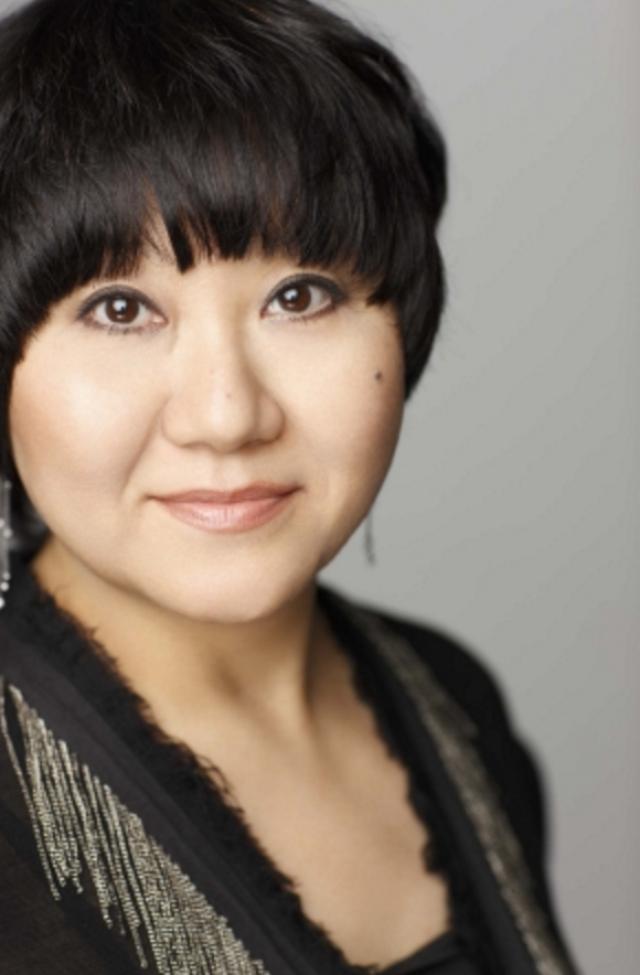 画像: 【講師プロフィール】 大久保 紀子 1988年資生堂入社後、1993~1999年までパリ駐在。メーキャップブランドのクリエーションを担当し、資生堂の宣伝広告や、パリコレクションや東京コレクションでのヘア&メーキャップを担当するなど多岐にわたり活動。また、色彩コーディネーター1級の資格をもち、メーキャップカラーのスペシャリストとして資生堂のメーキャップスクールSABFAや、各種美容セミナーにて講師を務める。著書「美メイクマジック」を2010年出版。クレ・ド・ポー ボーテのビューティーダイレクターとしての実績もあり、数多くの女優・タレントから高い信頼を得ている。