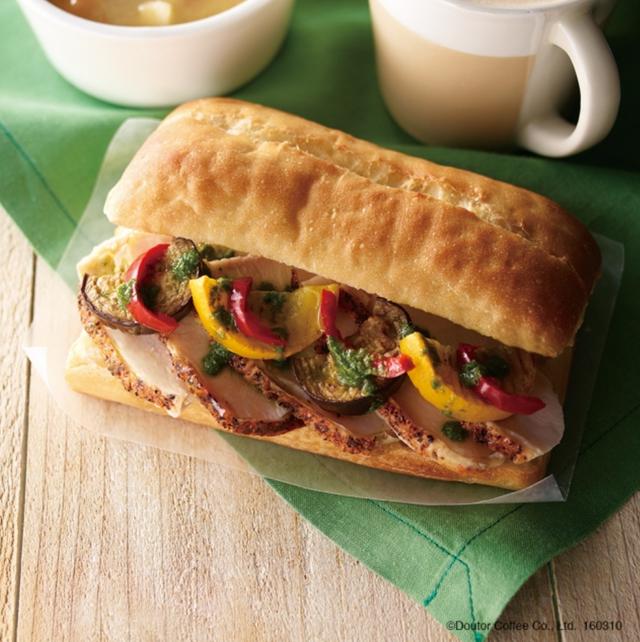 画像: ■ <パニーニ>チャバッタ ローストチキン&彩り野菜~バジルソース~ 単品価格: 460円(税込) ローストチキンと3種の彩り野菜に、相性の良いバジルソースを合わせました。野菜は、ナス、ズッキーニ、赤ピーマンを使用しています。 ※選べるドリンク、選べるスープ&サラダのセットに対応しています。店舗によってお取扱いがない場合がございます。(セット内容は変更になる場合がございます) なお、チャバッタ ローストチキン&ラタトゥイユは販売を終了します。