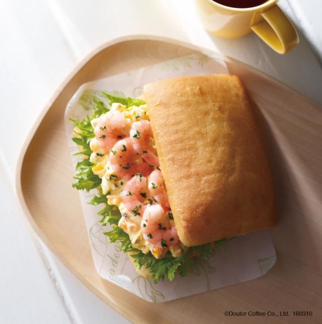 画像: ■ <モーニング>フォカッチャ 小エビ&タマゴのタルタルサラダ 単品価格: 340円(税込) 小エビとタマゴ入りタルタルソースを合わせた、コールドサンド。サラダ感覚で食べられる春におすすめのモーニングです。是非一度お試しください。 ※選べるドリンク、サラダのセットに対応しています。店舗によってお取扱いがない場合がございます。なお、フォカッチャ ベーコンタマゴサラダは販売を終了します。