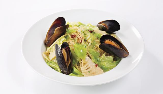 画像: パスタ 春取りキャベツとムール貝のペペロンチーノ